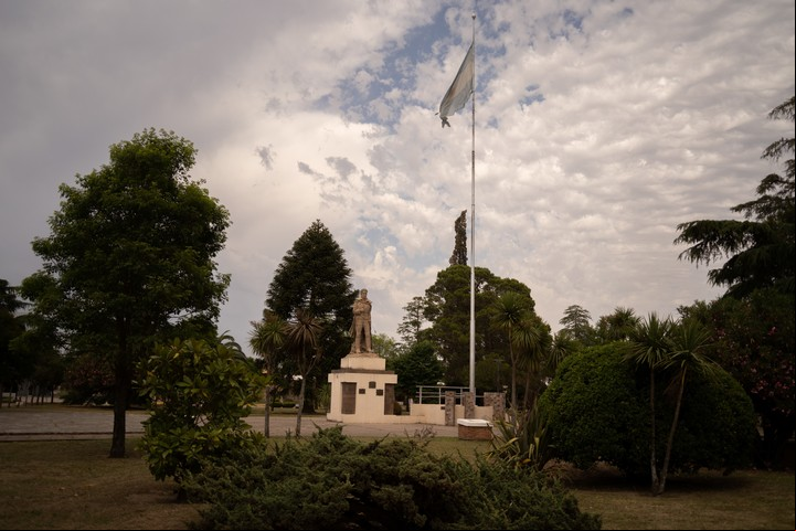 La plaza central de Ticino. Alrededor está la municipalidad y el dispensario de salud. Foto: Gabriel Pecot