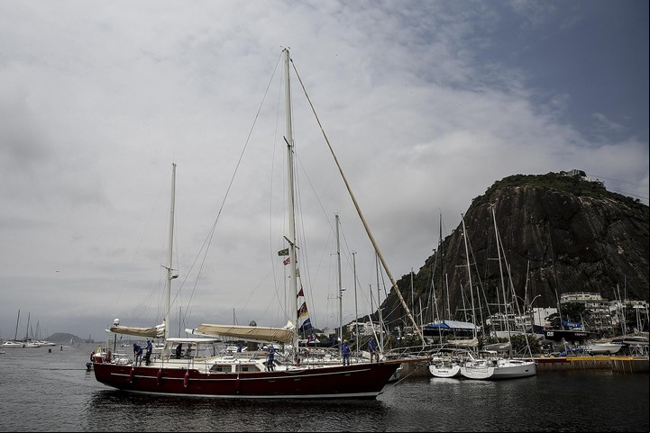 El velero español Pros, que reproduce cinco siglos después la primera vuelta al mundo comandada por Fernando de Magallanes y Sebastián Elcano. Foto EFE/Antonio Lacerda