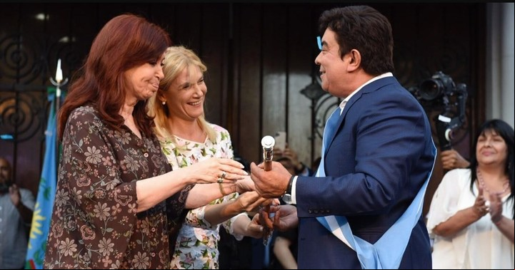 Fernando Espinoza volvió a gobernar el distrito en 2019. Asumió con una banda y un bastón ante la presencia de Cristina Kirchner.