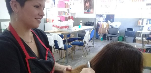 Estudió peluquería para poder soñar otra realidad