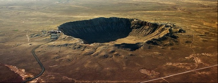 Cráter Barringer, Arizona. Un hoyo de 1 kilómetro de ancho, 170 metros de profundidad y 1.600 metros de diámetro.