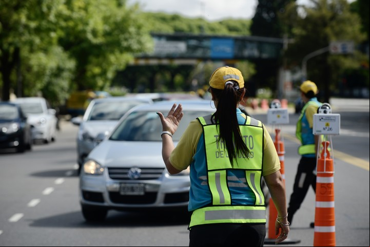Las multas de tránsito suelen saltar al momento de hacer una transferencia de un auto o renovar la licencia de conducir. Foto: Andrés D’Elia.