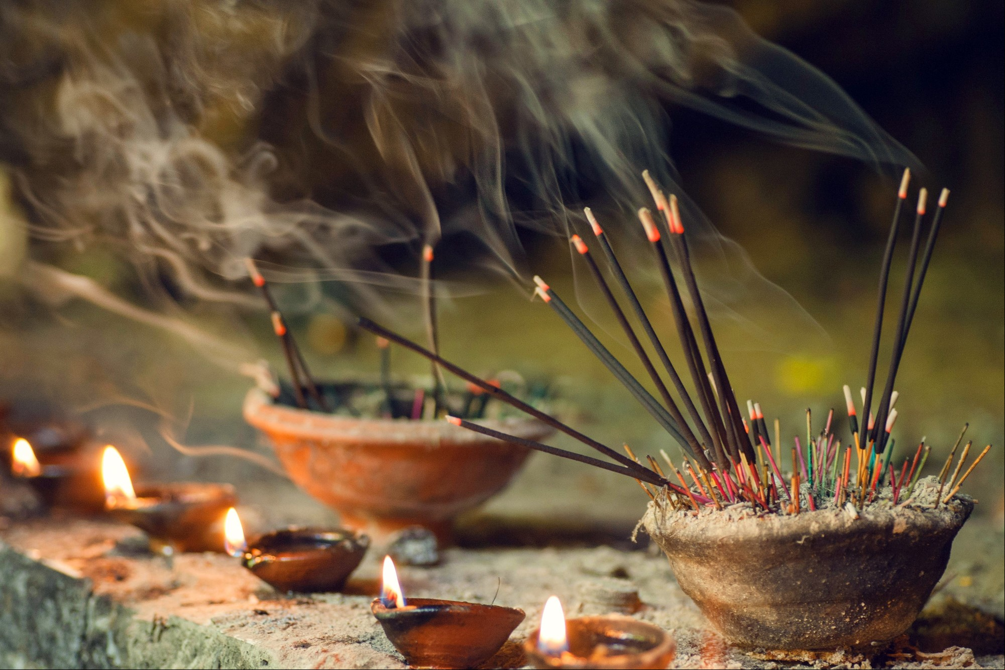 Los aromas pueden transferirse por medio de perfumes, óleos, sahumerios, velas o inciensos. Foto: Shutterstock