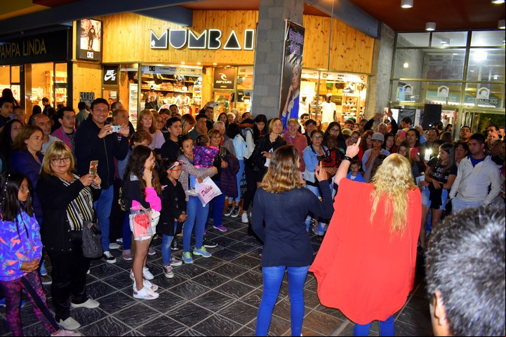 A puro baile. Esmeralda Mitre cantó y bailó en la calle en Las Grutas donde está haciendo temporada.