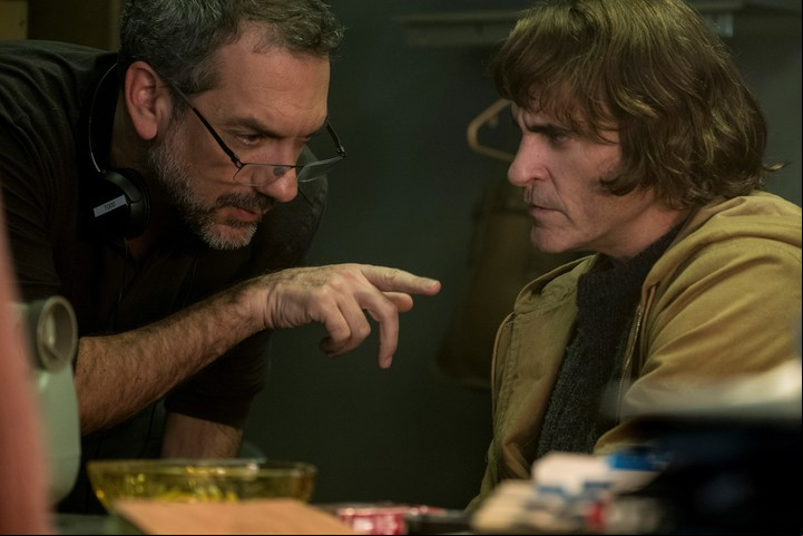 El director Todd Phillips marca una escena a Phoenix en el set de "Joker", que recaudó más de mil millones de dólares, casi 20 veces lo que costó.