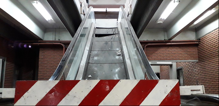Una escalera mecánica destruida, en la Terminal de Retiro. Foto: Martín Bonetto