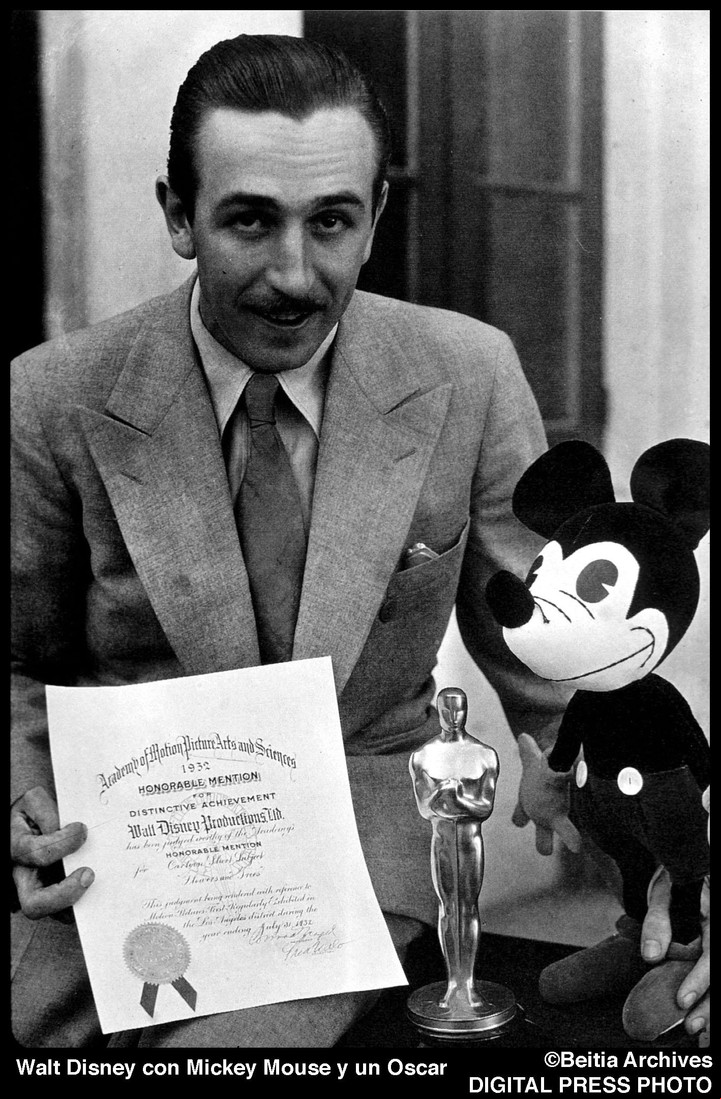 Walt Disney con uno de sus Oscar.