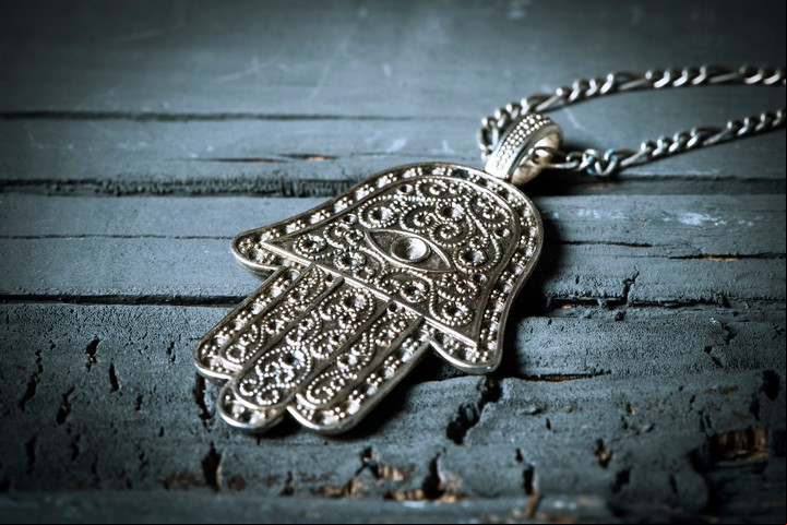 Mano de Fátima o Hamsa, un poderoso amuleto contra la envidia. Foto: Shutterstock