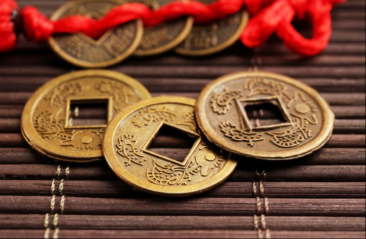 Utilizar 3 monedas chinas colgadas en la puerta y llevarlas también en la billetera para prosperidad.
Foto: Shutterstock