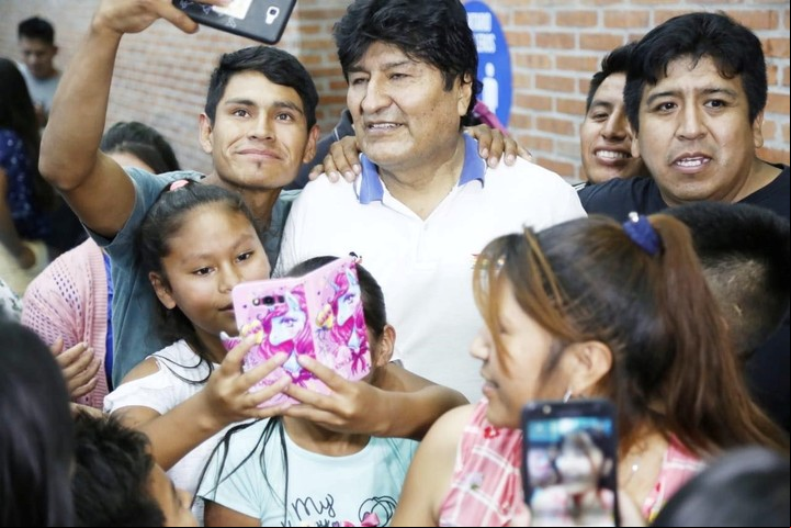 Evo Morales junto a la comunidad Boliviana de Almirante Brown.