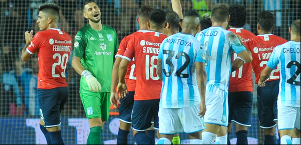 Leonardo Sigali dejó a Racing con nueve, cuando aún no se reponía de la expulsión de Gabriel Arias