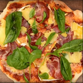 Pizza a la parrilla con queso brie, bondiola y rúcula