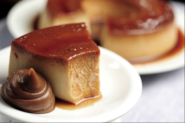 Flan de coco y leche condensada.