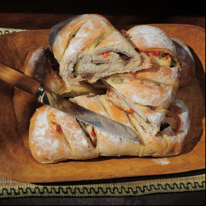 Pan relleno con jamón, mozzarella y aceitunas