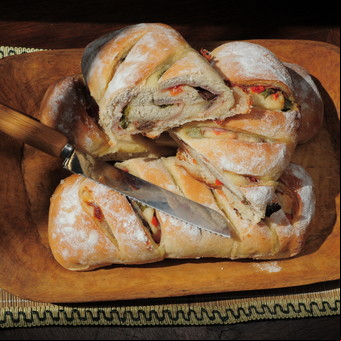 Pan relleno con jamón, mozzarella y aceitunas