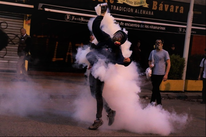 La jornada de protestas en la ciudad costera dejó una gran cantidad de personas intoxicadas por el gas pimienta arrojado por la Policía en medio de los enfrentamientos. /EFE/ Alberto Peña/