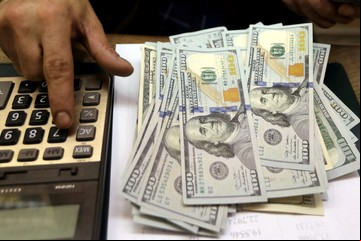 Invertir los dólares: la opción conservadora que rinde más de 5% anual y cómo aprovecharla