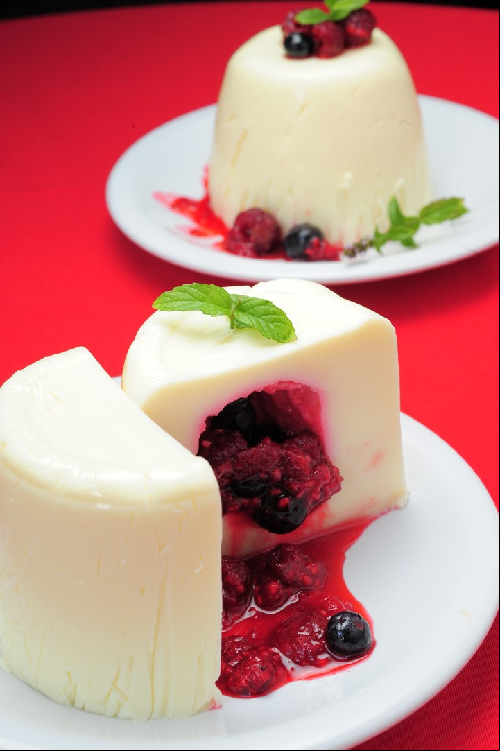 Panna cotta con frutos rojos.