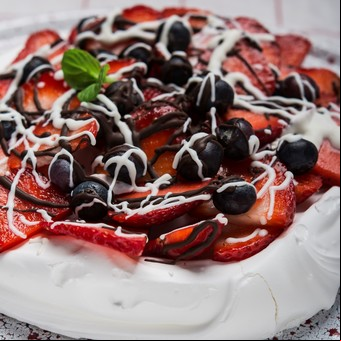 Merengue con frutillas y arándanos