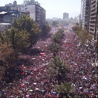 Más de un millón de mujeres marcharon en Chile con críticas al presidente Sebastián Piñera
