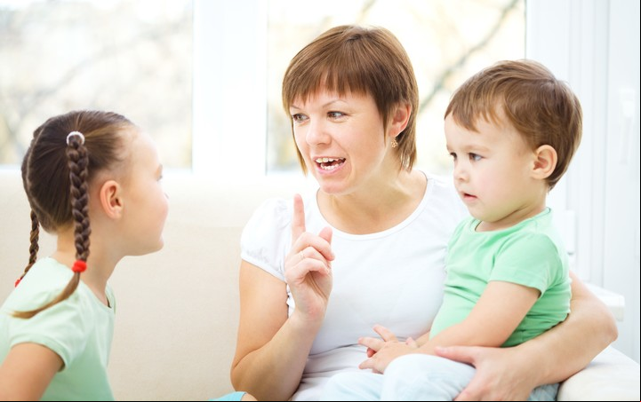 "En todas las edades preguntemos primero lo que escucharon y lo que saben para ampliar, corregir, explicar, y sacarles el susto de versiones alarmistas, exageradas o erróneas", dice la psicóloga Maritchu Seitún.  Foto: Shutterstock.