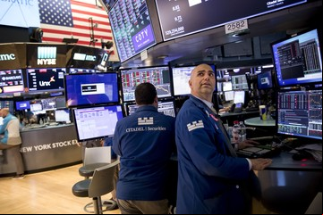 Lunes rojo para los activos argentinos: las acciones de los bancos se hundieron casi 10% en Nueva York y el riesgo país superó los 1.500 puntos