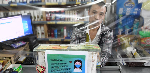 Coronavirus en Argentina: colas en la calle en los negocios de barrio, barbijos y mucho alcohol en gel