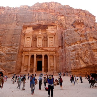 Hallazgo histórico en Petra: desenterraron 12 esqueletos bien conservados 