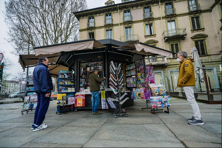 Este domingo los kioscos de diarios abiertos en Torino, Italia. Increíble (EFE).