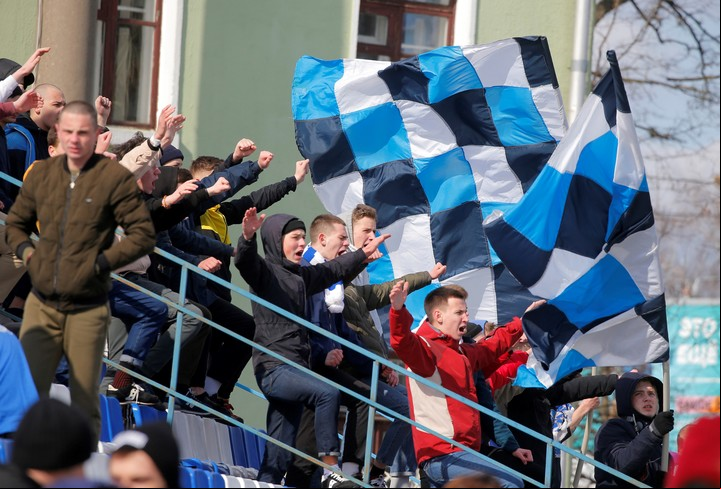 Partido de fútbol en Belarús. De primera división entre Slutsk y Slavia Mozyr (REUTERS).