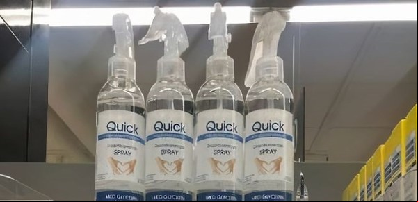 Coronavirus: un supermercado usa un truco brillante para evitar que la gente acapare alcohol en gel