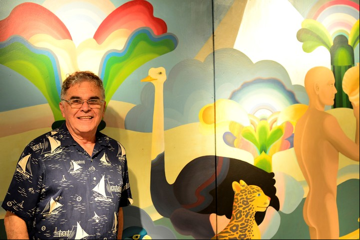 El artista Edgardo Giménez, con una de sus obras. / David Fernández