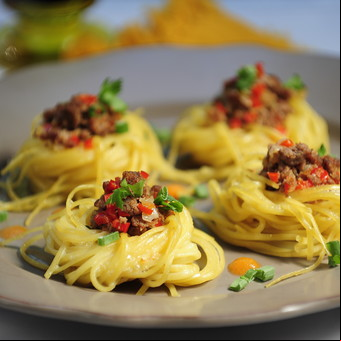 Nidos de fideos y carne picada