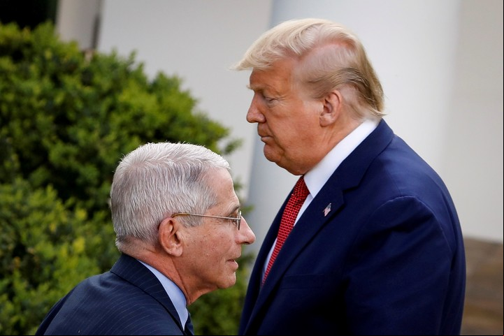 El director del Instituto Nacional de Alergia y Enfermedades Infecciosas del NIH, Anthony Fauci, junto a Donald Trump, durante una conferencia. (REUTERS/Al Drago)