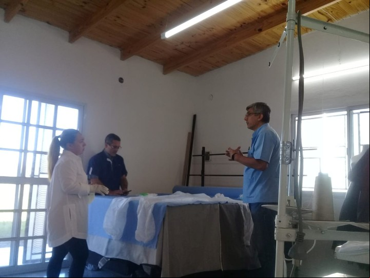 Daniela Piña (40) paró la producción de la colección otoño invierno de su marca Nahia y organizó todo para fabricar barbijos: ya donaron casi tres mil y sumaron sábanas y uniformes descartables. Foto: gentileza Danieña Piña.