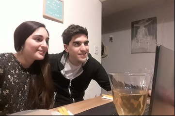 Fiestas en cuarentena por el coronavirus: las familias se "juntan" en forma virtual para celebrar Pascua y Pesaj en Argentina