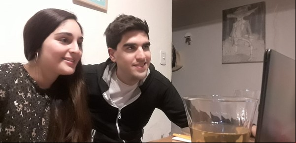 Fiestas en cuarentena por el coronavirus: las familias se "juntan" en forma virtual para celebrar Pascua y Pesaj en Argentina