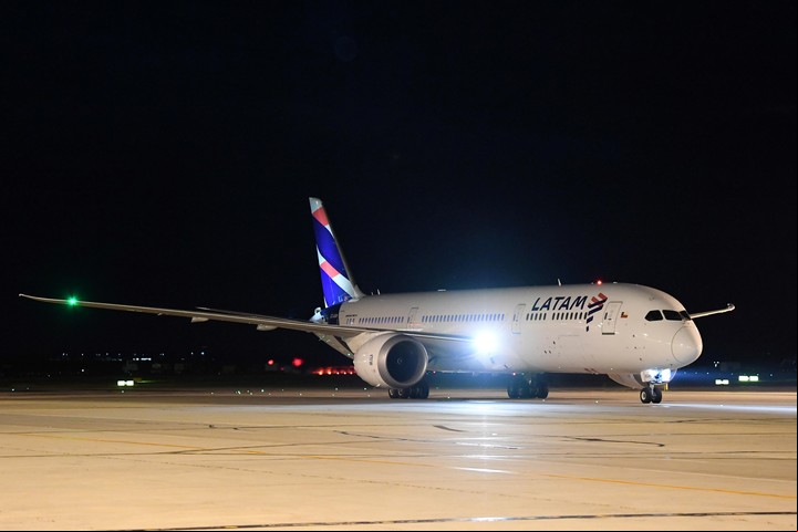 El aparato, que se dirigía a Santiago, aterrizó "como estaba previsto en el aeropuerto de Auckland". Foto: EFE