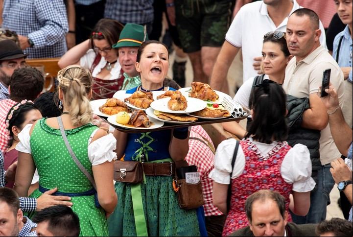 Comida y litros de cerveza durante la fiesta en Munich que este 2020 ha quedado suspendida. EFE/EPA/LUKAS BARTH-TUTTAS
