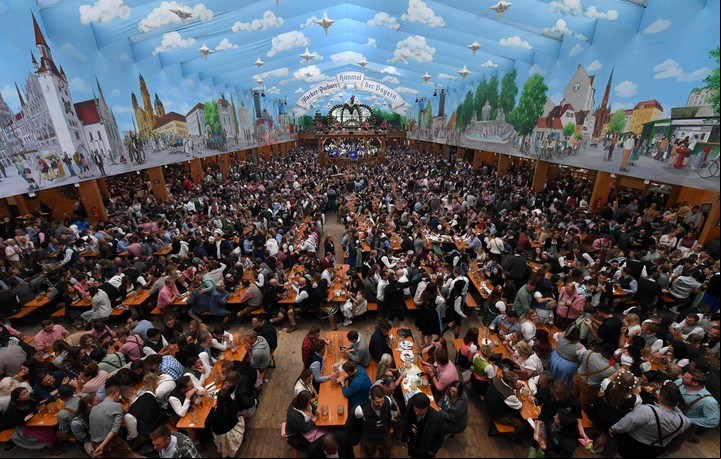 Multitudes reunidas para disfrutar de la cerveza durante el Oktoberfest en Munich .(Photo by Christof STACHE / AFP)