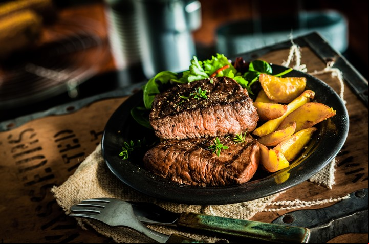 Asado al horno con papas Foto: Shutterstock.