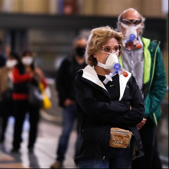 Coronavirus: cómo nos contagiamos y cuáles son los riesgos que los expertos aún no logran determinar