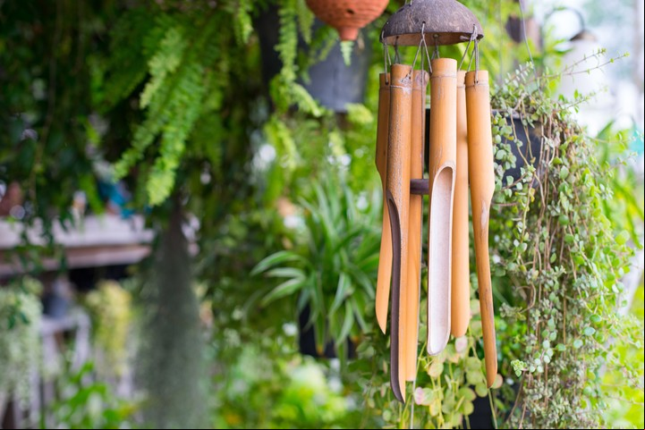 Tener alguna fuente de agua en funcionamiento, aunque sea pequeña, móviles en las ventanas, como carrillones de metal o bambú, te aportará una dosis de energía fresca y positiva en el transcurso del día. Foto: Shutterstock.