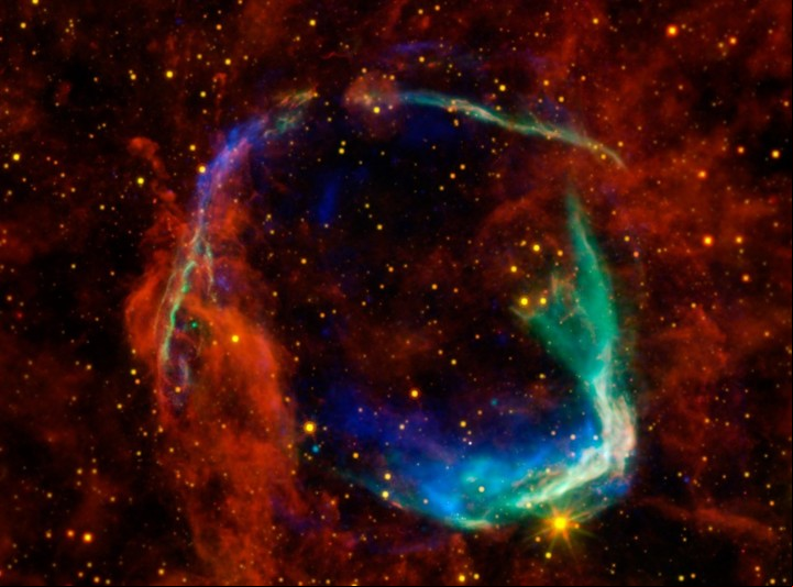 La supernova apareció por primera vez en la constelación de Lupus en el límite con Centaurus entre el 30 de abril y el 1 de mayo de 1006.