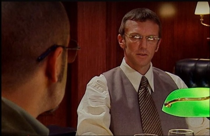 El spot de la izquierda parodia el momento en el que "Los Simuladores" planeaban su operativo. Foto: Captura TV.