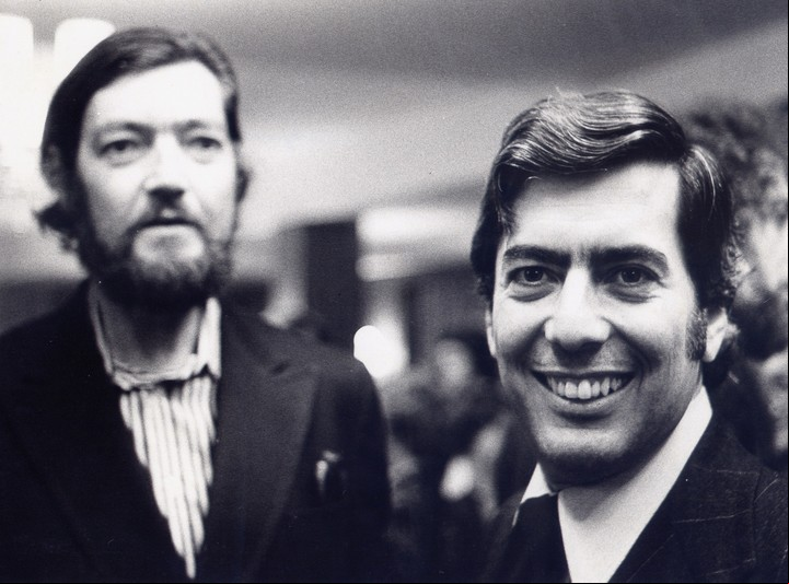 Los jóvenes Julio Cortázar y Mario Vargas Llosa.
