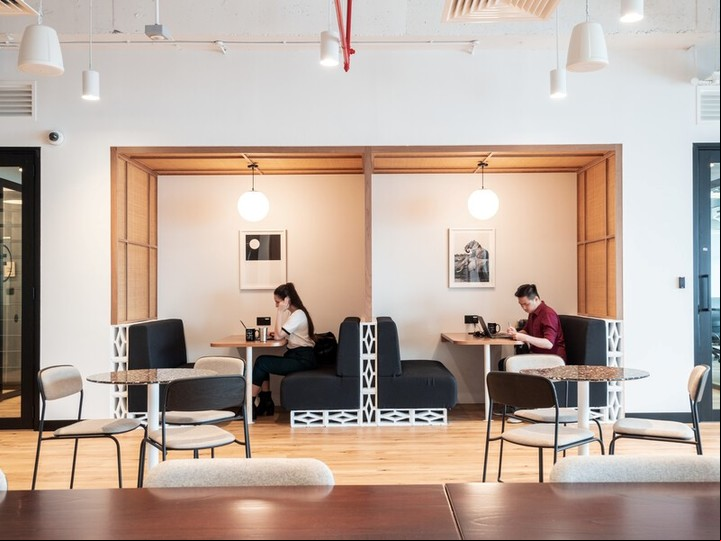 WeWork. Las empresas de coworking planean adaptar sus oficinas para poder cumplir con el distanciamiento social.