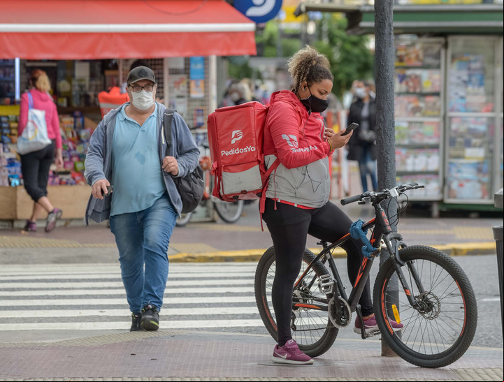 Para los que deben estar todo el día en la calle, tener un plan de datos amplio se volvió crucial. Foto Rafael Mario Quinteros