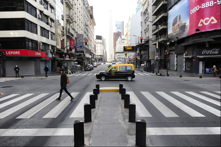 Poco tránsito en la Avenida Corrientes, en una foto tomada el 4 de mayo. Foto: Luciano Thieberger.