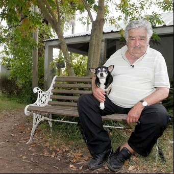 La última vuelta de José "Pepe" Mujica en su tractor y el deseo de descansar para siempre junto a su perra de tres patas